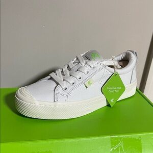 Cariuma White Sneakers with Green Details